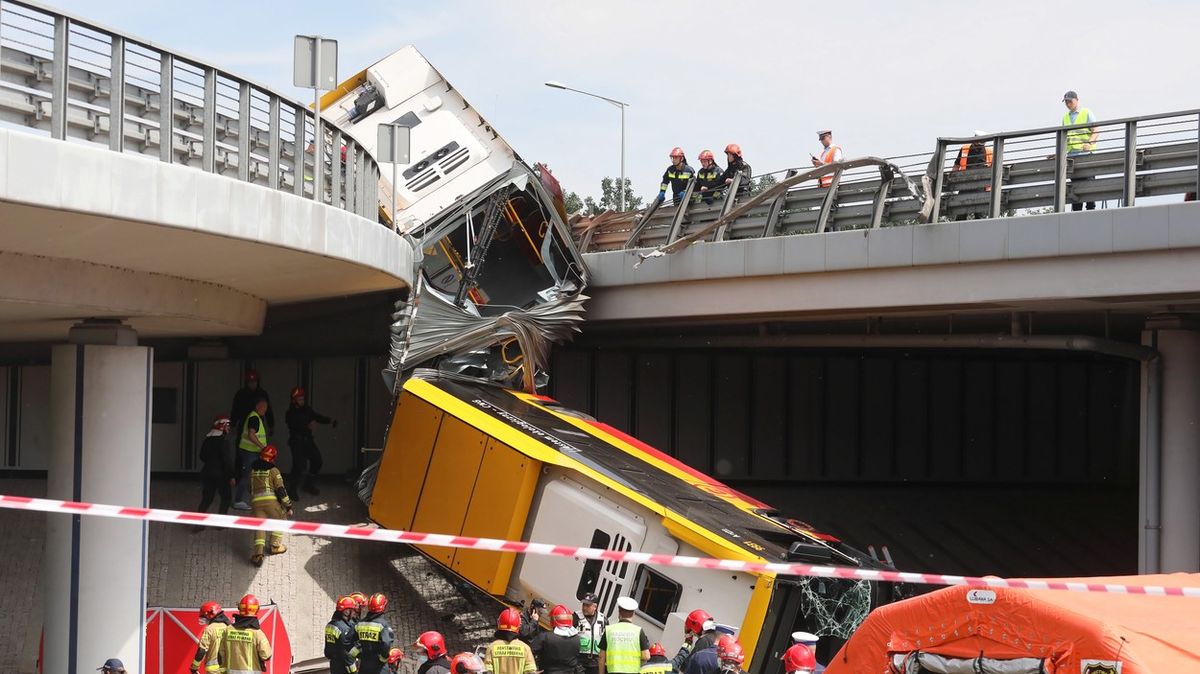 Kloubový autobus se 40 lidmi spadl z mostu ve Varšavě, roztrhl se na poloviny